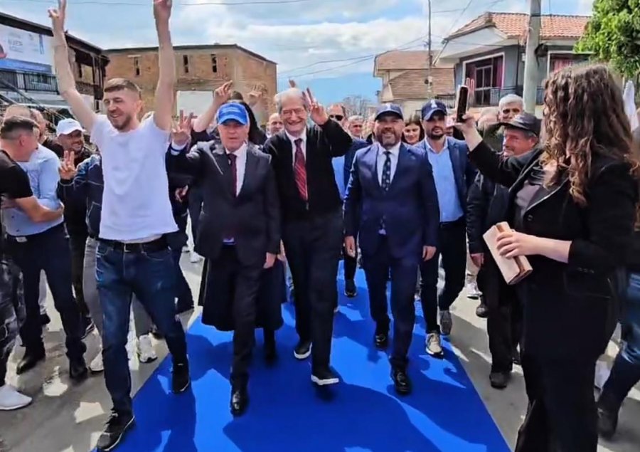 Berisha takim në Maqellarë/ Qytetarët i shtrojnë tapetin blu…
