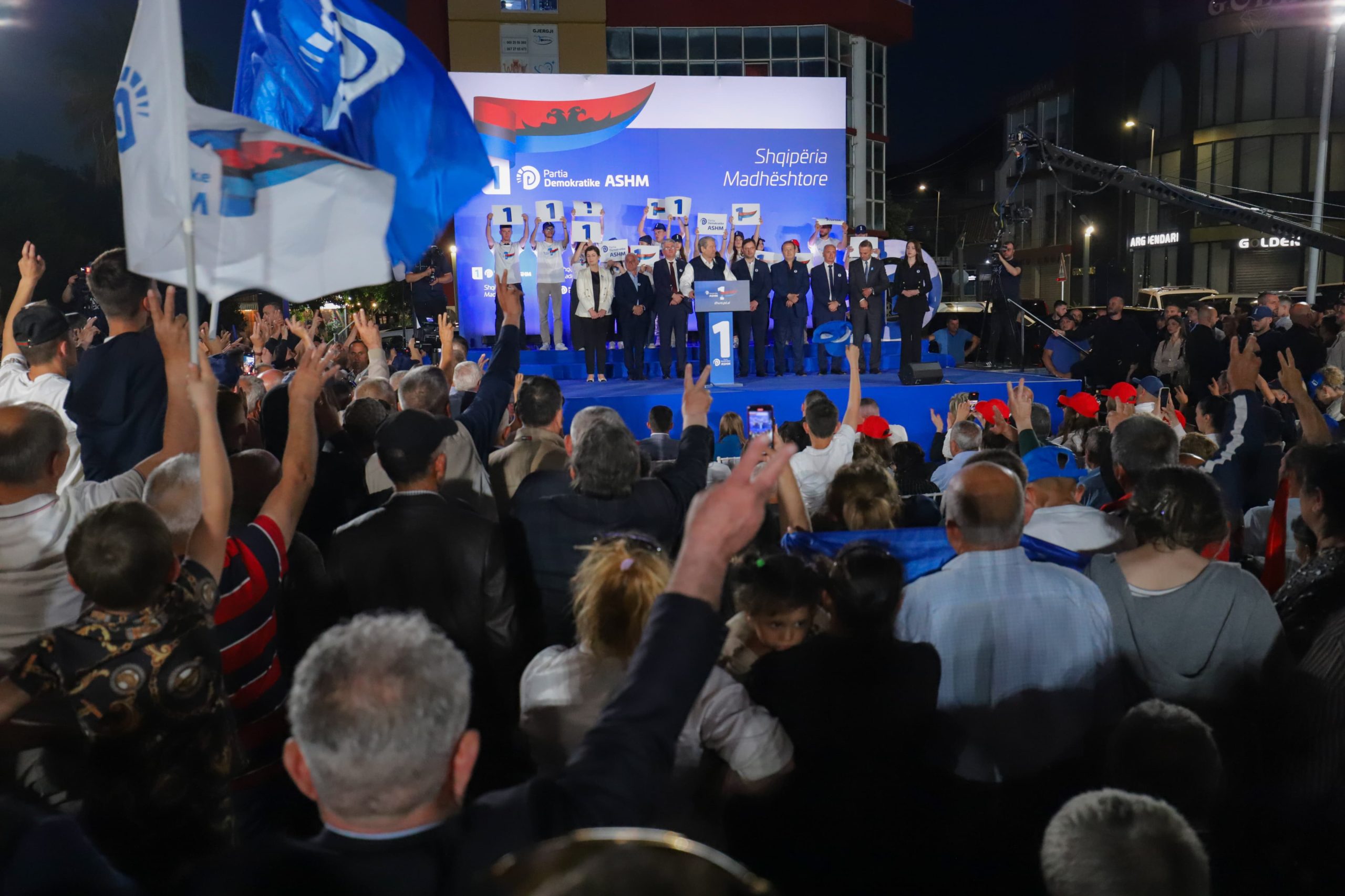 Berishës i dhurojnë kupën me numrin 1 në Kurbin: Njishi është numri i perëndisë!