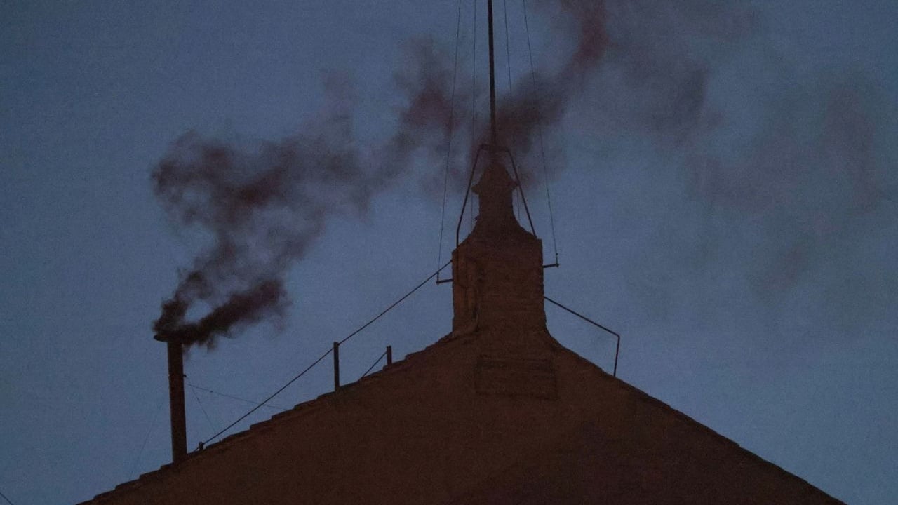 Bota katolike është ende duke pritur për Papën e ardhshëm, a do të shohim tym të bardhë sot?