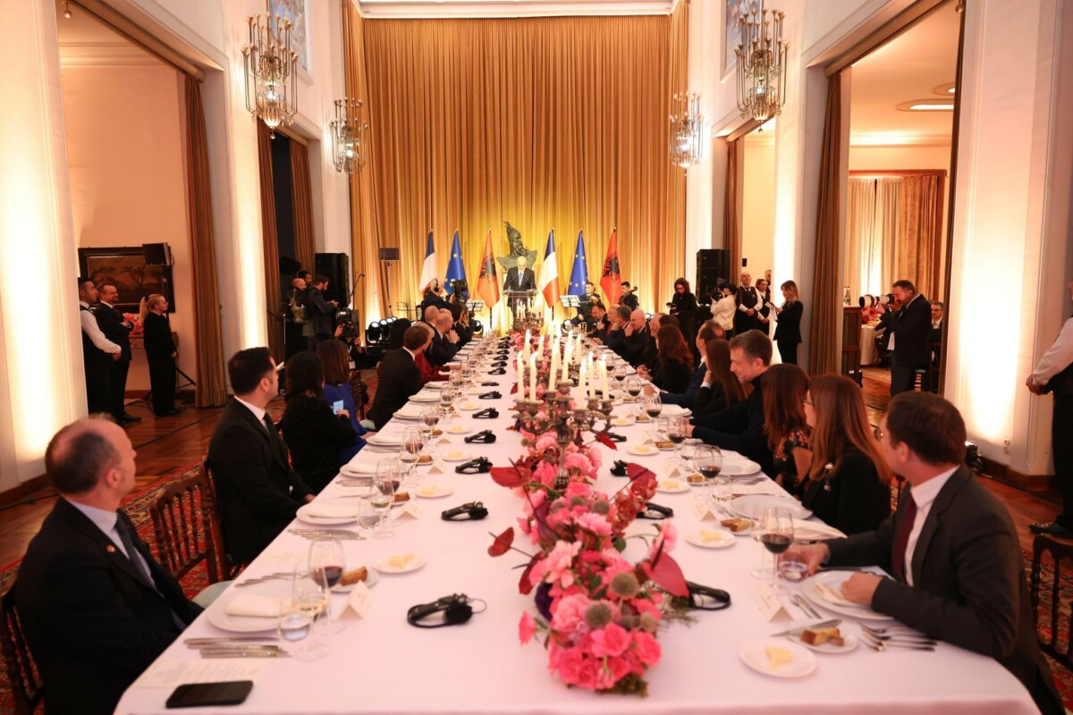 Brenda darkës për Macron/ Çfarë ndodhi në Pallatin e Brigadave në darkën mes personaliteteve dhe presidentit francez