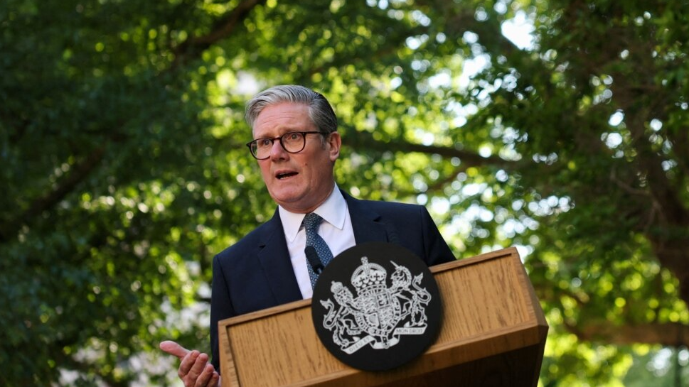 Britania i pezullon bisedimet tregtare me Izraelin për shkak të ofensivës së re në Gazë