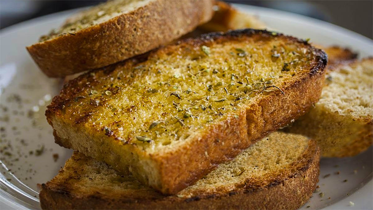 Bukë e Thekur me Rigon Dhe Hudhër – Vlerat që Fiton Organizmi Përveç Shijes