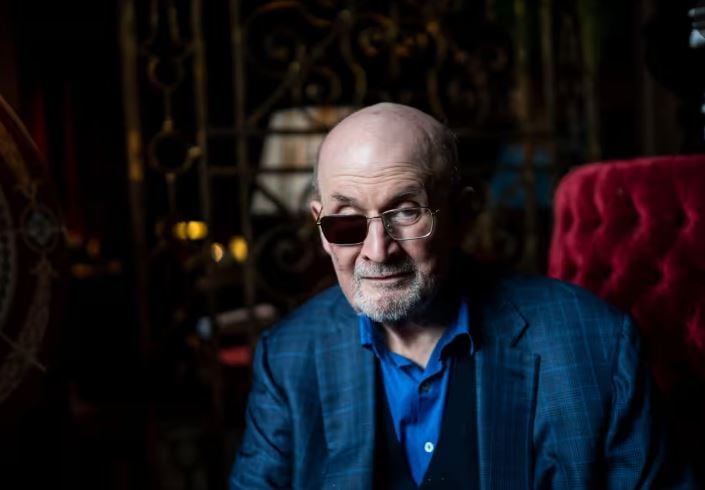Burri që tentoi të vriste Salman Rushdie dënohet me 25 vite burg, të fshehtat e sulmit të tmerrshëm