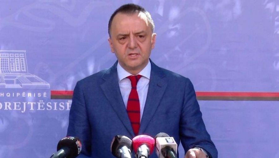 Ceremonia/ Artan Lame përcillet të martën për në banesën e fundit