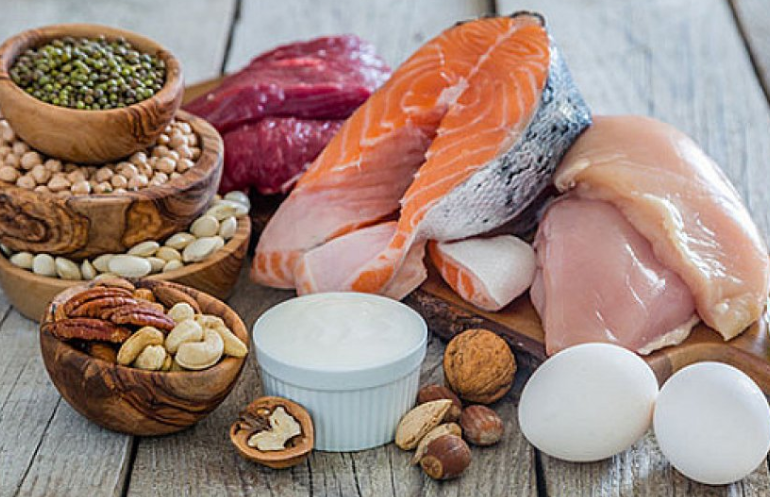 Çfarë ndodh me organizmin kur konsumoni më shumë proteina seç duhet