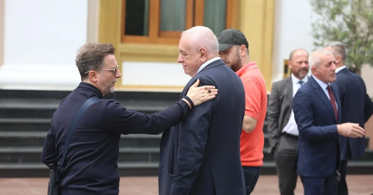 Çfarë nuk u pa në Kuvend! Buzëqeshje e përshëndetje me kundërshtarët, Braçe ‘i rreh’ shpatullat Shehut…