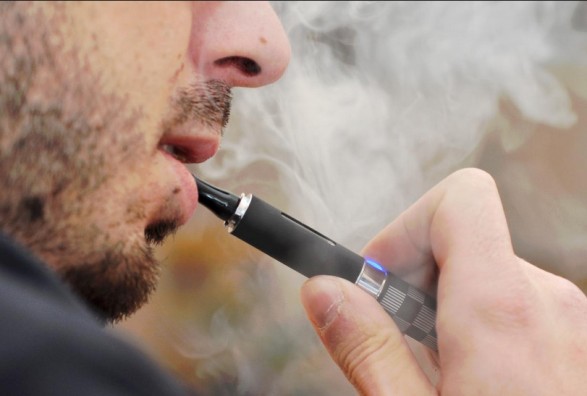 Cigaret elektronike/ Mjekët: Lëshojnë lëndë kimike të rrezikshme për mushkërinë