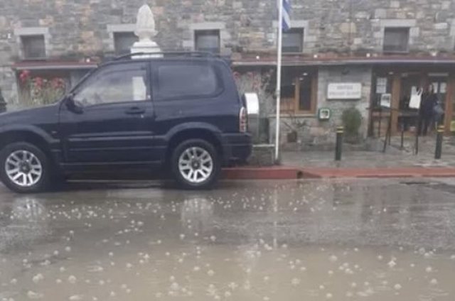 ‘Çmendet’ moti/ Përmbytjet bëjnë kërdinë në këtë vend, uji “pushton” rrugët