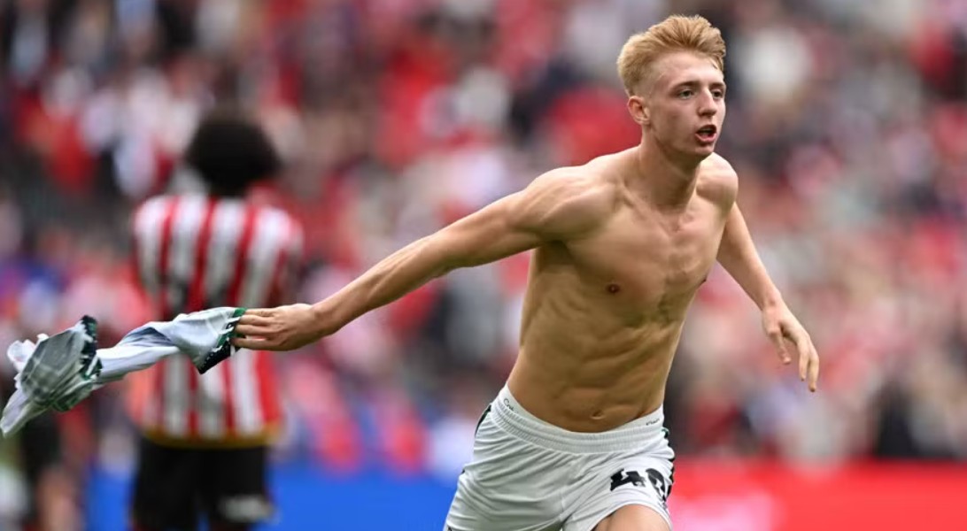 “Çmenduri” në “Wembley”! Sunderland bën përmbysjen e madhe, fiton finale më të shtrenjtë në histori dhe ngjitet në PL