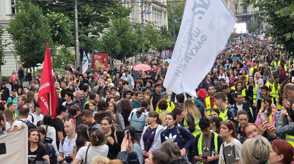 “Çohu Serbi”/ Protestë masive e studentëve në 32 qytete serbe, do të bllokohen dy ura në Beograd