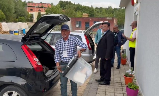 Çudira nga Mirditë! Kutia me materiale zgjedhore mbërrin në KZAZ pa kapak, dyshime për manipulim votash