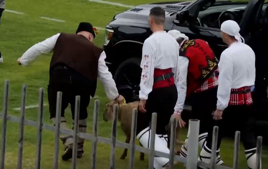 Çudira pa fund me premiot, klubi bullgar i dhuron qengj trajnerit i cili ngjiti ekipin në kategori më lart (VIDEO)