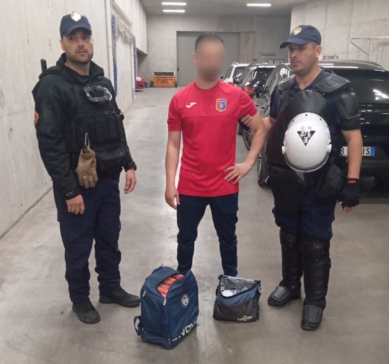 Dështon plani i pjesëtarit të stafit mjekësor të Vllaznisë, kapet në stadium me çantën plot me fishekzjarrë