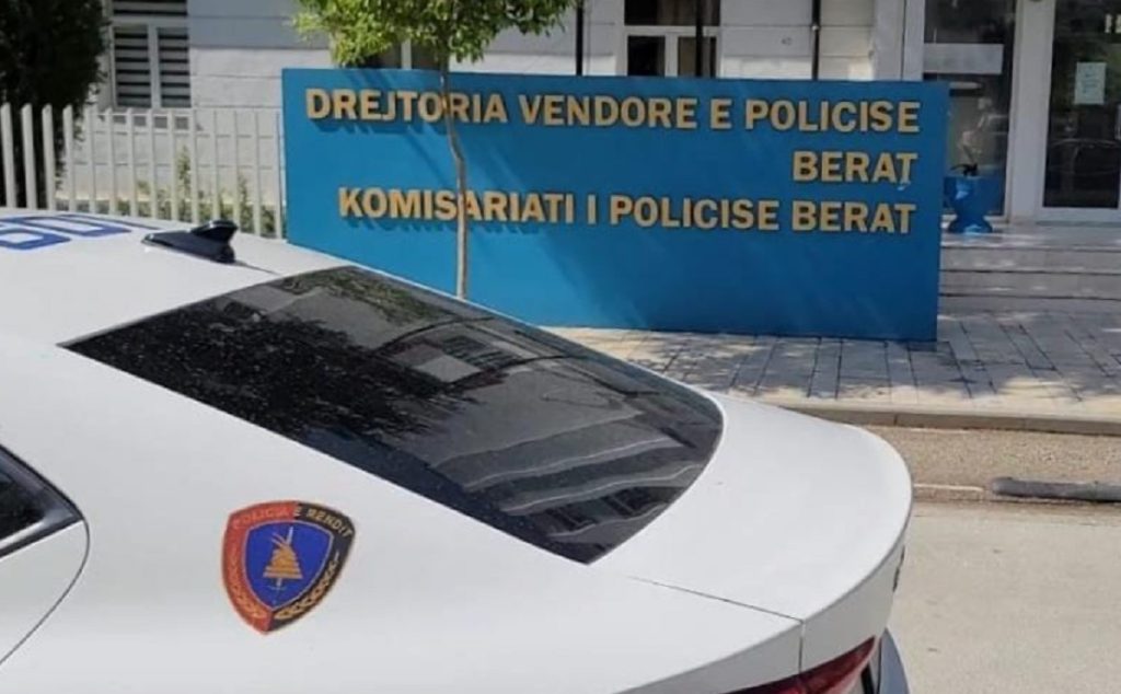 Dhunoi dy dajat e tij dhe dëmtoi makinën e njërit me sëpatë, arrestohet 36-vjeçari!