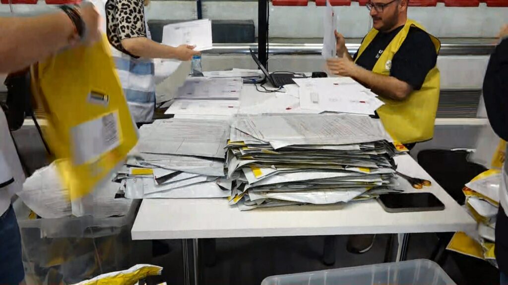 Diaspora voton për herë të parë, zarfet do të hapen kur të nisë numërimi për çdo qark