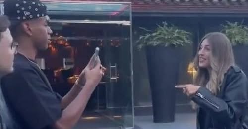 Disa vajza i kërkojnë Yamal t’u bëjë një foto, por nuk e njohin: ja si përgjigjet ai (Video)