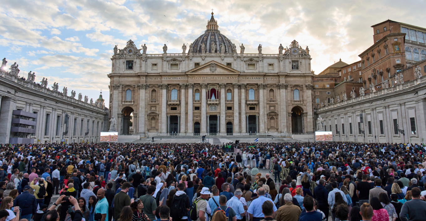 Dita e dytë e konklavës, kardinalët votojnë përsëri për të zgjedhur një Papë të ri