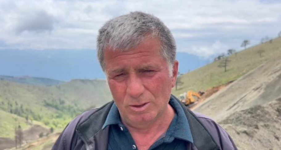 Djali i tij prej dy ditësh nën masivin e kromit, babai mes lotësh kërkon ndihmë nga shteti: Dua të gjej djalin, të di ku t’i hedh një tufë lule