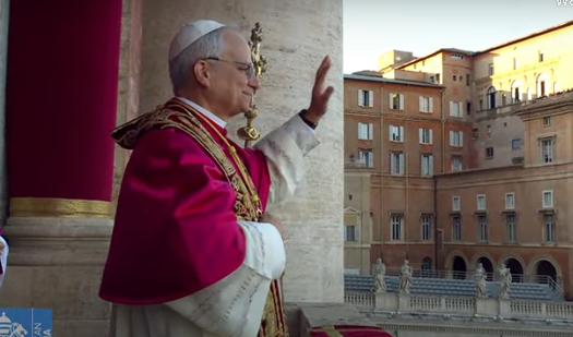 Do të quhet Leoni i XIV/ Papa i ri përshëndet besimtarët nga ballkoni i Lozhës së Bekimeve në Bazilikën e Shën Pjetrit