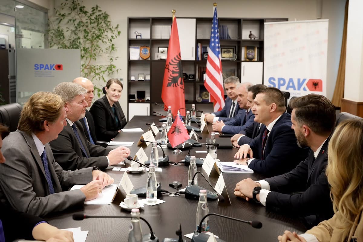 Drejtori i Departamentit të Drejtësisë së SHBA takim me Dumanin, Prodën dhe Hoxhën