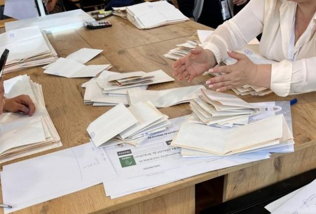 E denoncoi opozita, por çfarë është fenomeni i njohur si “treni bullgar” dhe si manipulohet vota?