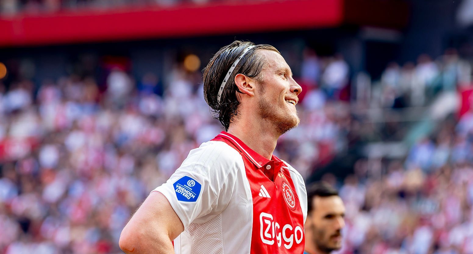 E PABESUESHME | Ajax bën “hara-kiri” dhe rihap garën e titullit 2 javë nga fundi!