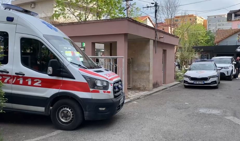 E rëndë në Tiranë, 48-vjeçari hidhet nga kati i dytë i banesës