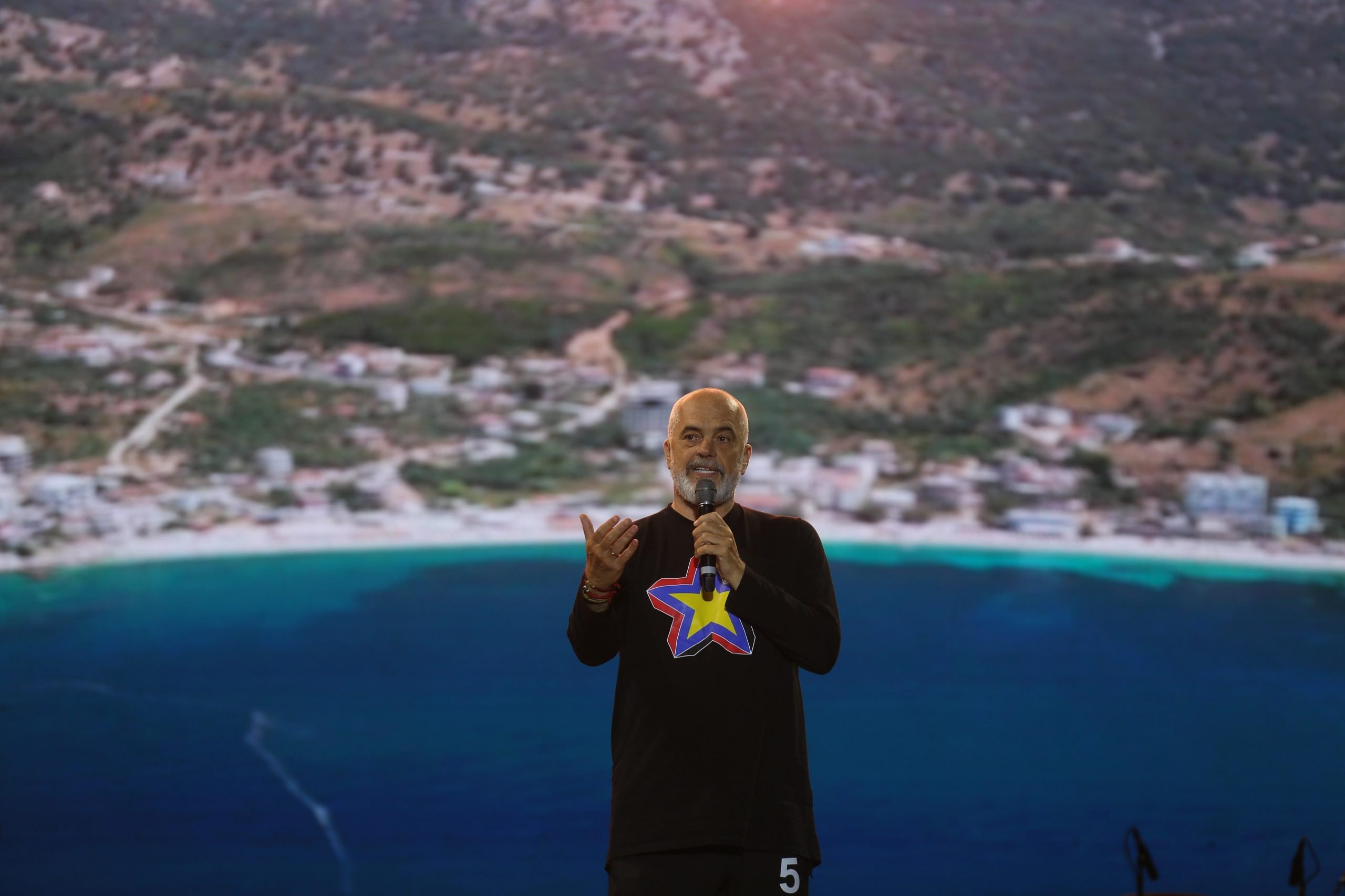 “Efkaristo poli”/ Çelja e sezonit turistik në Himarë, Rama mes batutash dhe vlerësimesh për Tavon: Do ta transformojmë këtë qytet!