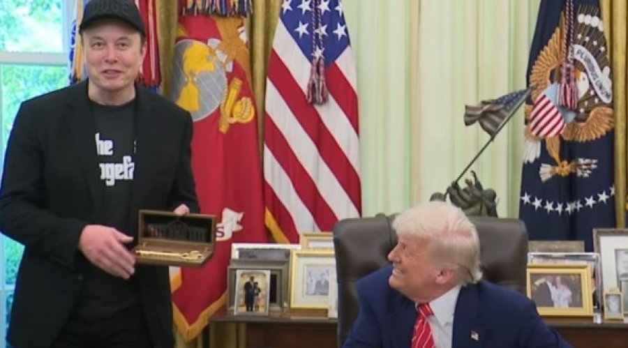 Elon Musk mban fjalimin e lamtumirës, shfaqet në konferencë me Trump! Presidenti amerikan i dhuron ‘çelësin e artë’