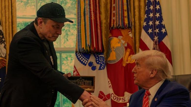 Elon Musk mban fjalimin e lamtumirës, Trump i dhuron ‘çelësin e artë’