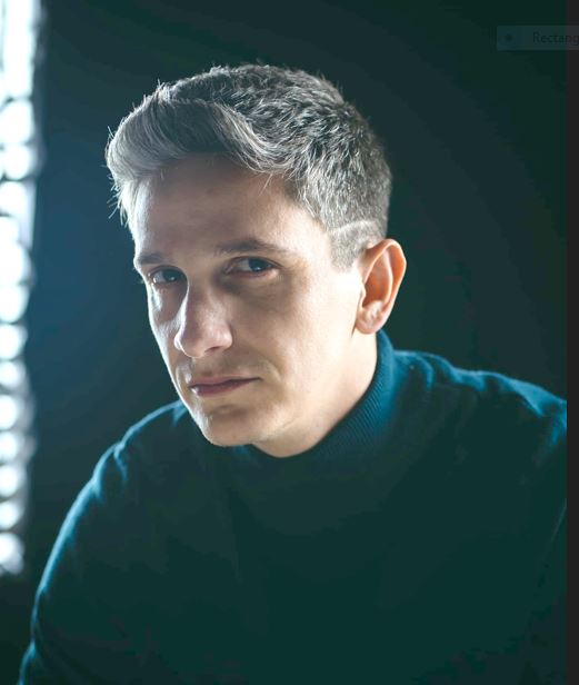 Endri Çela: “Zullulandia” kur një popull nuk e pranon mendimin kritik e mbetet në zonën e komfortit të kafes e cigares