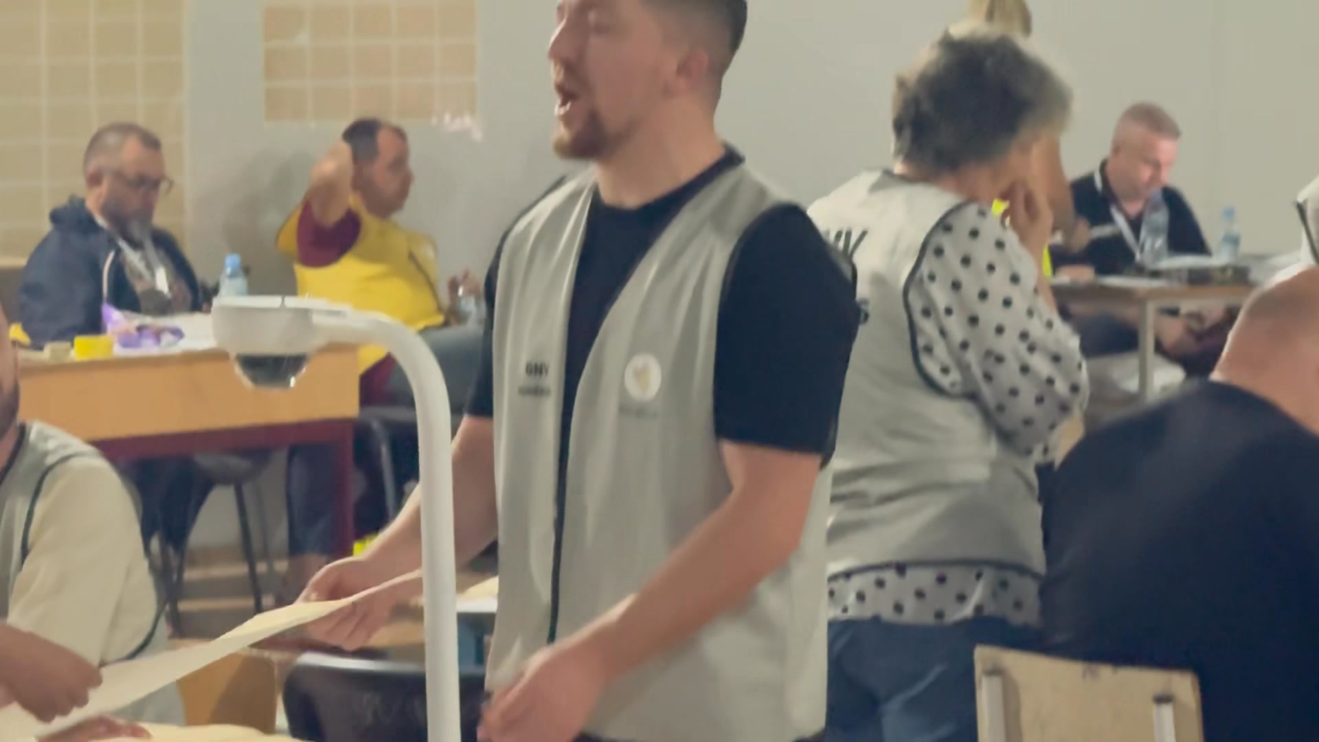 Epike, festa e numëruesit të PD-së kur numëron votat për kandidatin e PS-së: Braçeeeeeee