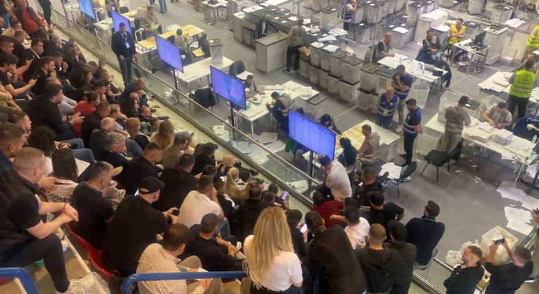 ‘Ethet’ e garës në Lezhë, tension në Parkun Olimpik gjatë numërimit të zarfeve të fundit nga Diaspora