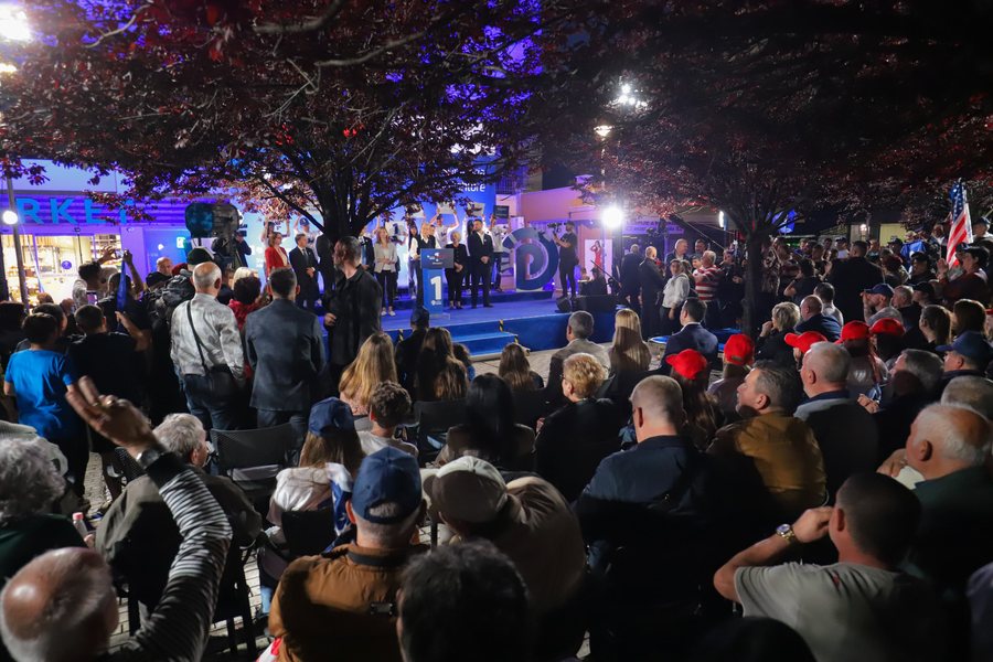 Eurodeputetja italiane në mitingun e PD, Berisha: Jemi drejt fitores, Rama në panik nga kr*met