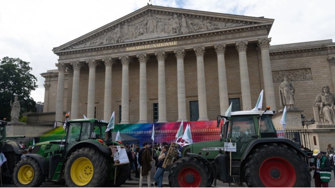 Fermerët francez protestojnë projektligjet e propozuara për pesticidet, bllokojnë disa rrugë kryesore të Parisit me traktorë