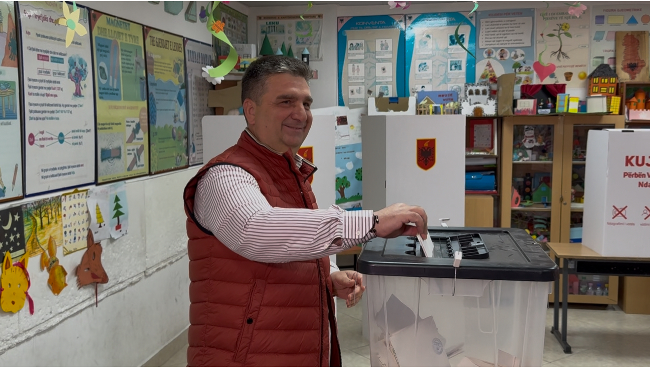 Fier – Kryebashkiaku Armando Subashi voton, bën thirrje për pjesëmarrje masive