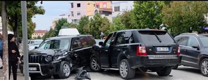 Fier/ Përplasen katër automjete, dy persona përfundojnë në spital