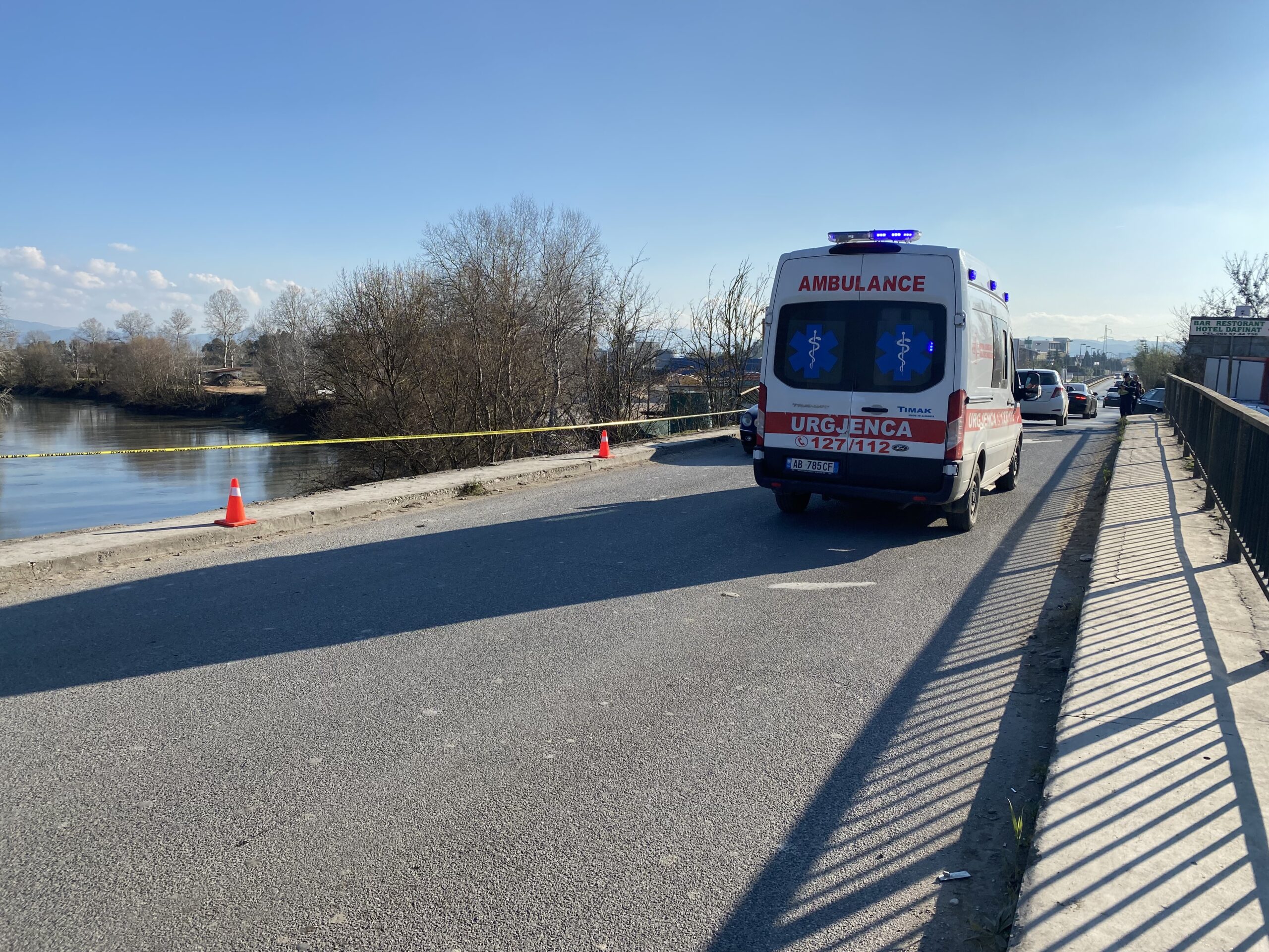 Fier – Plagos babanë me armë të modifikuar pas një konflikti në Mbrostar-Ura, arrestohet 23-vjeçari