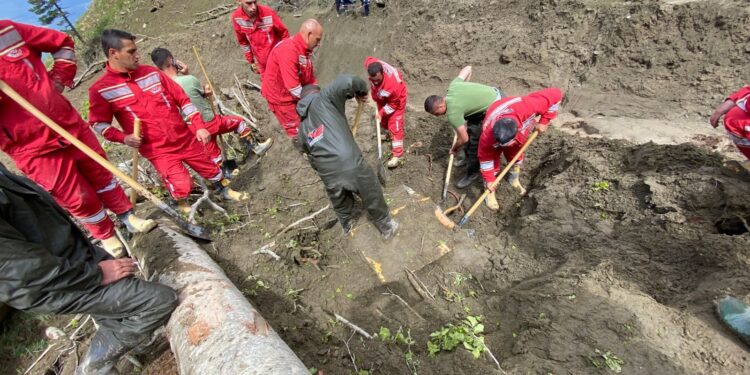 FOTO/Gjenden rroba dhe pjesë eskavatori në Qafë-Burrel, vijojnë kërkimet për 29-vjeçarin