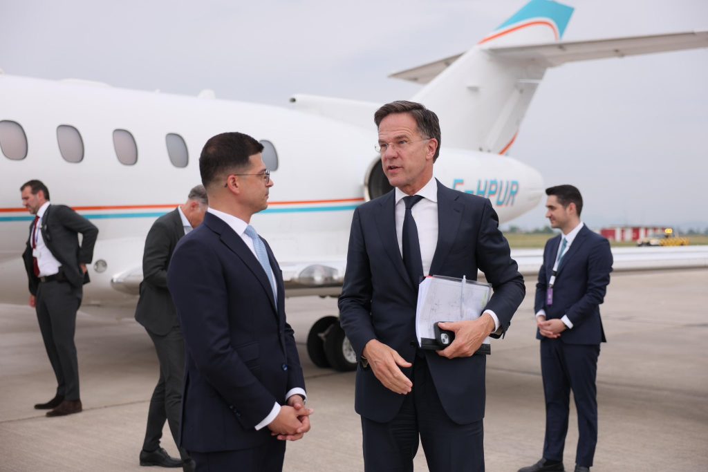 FOTO/ Sekretari i Përgjithshëm i NATO-s, Mark Rutte mbërrin në Tiranë për Samitin e Europës