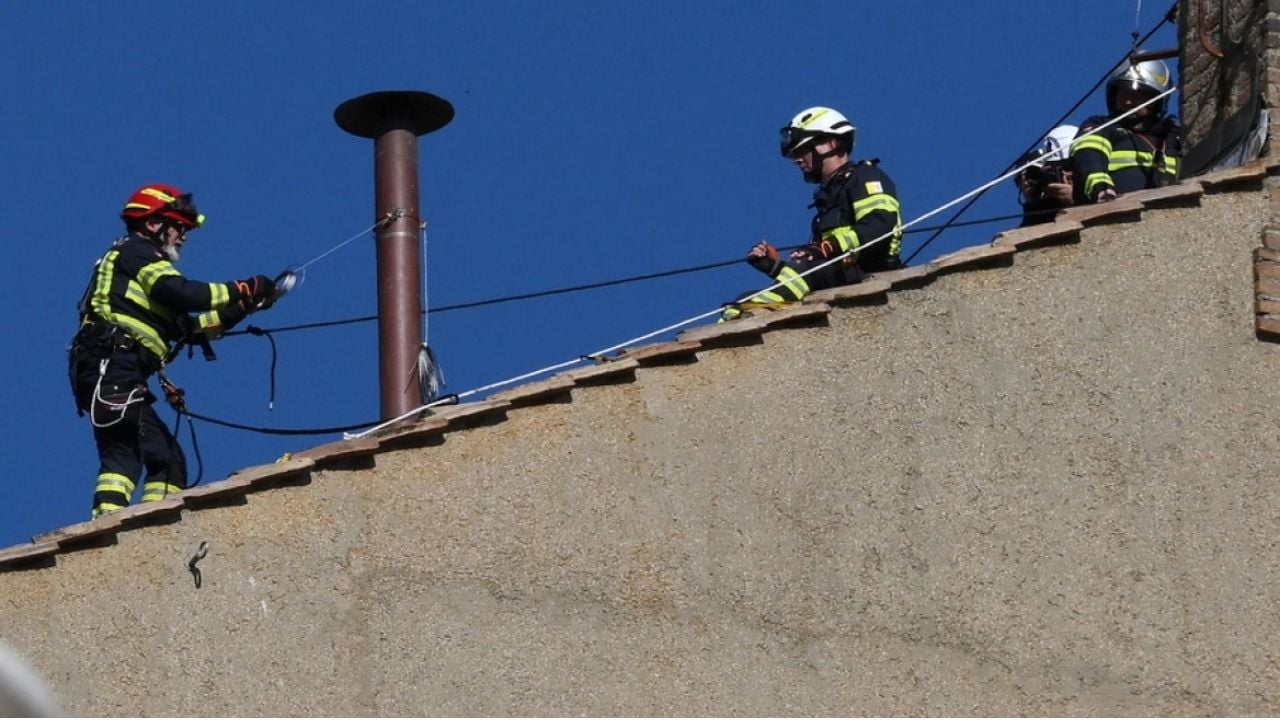 FOTO/ Vetëm disa ditë para fillimit të konklavës, zjarrfikësit instalojnë oxhakun nga ku do dalë tymi pas votimeve për pasardhësin e Papa Françekut