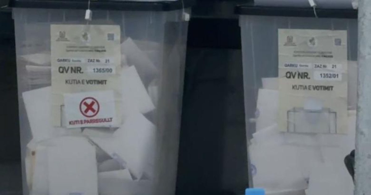 FOTO/ Zbulohet një kuti e dyshimtë me vota në Elbasan, numëruesit ndalojnë punën