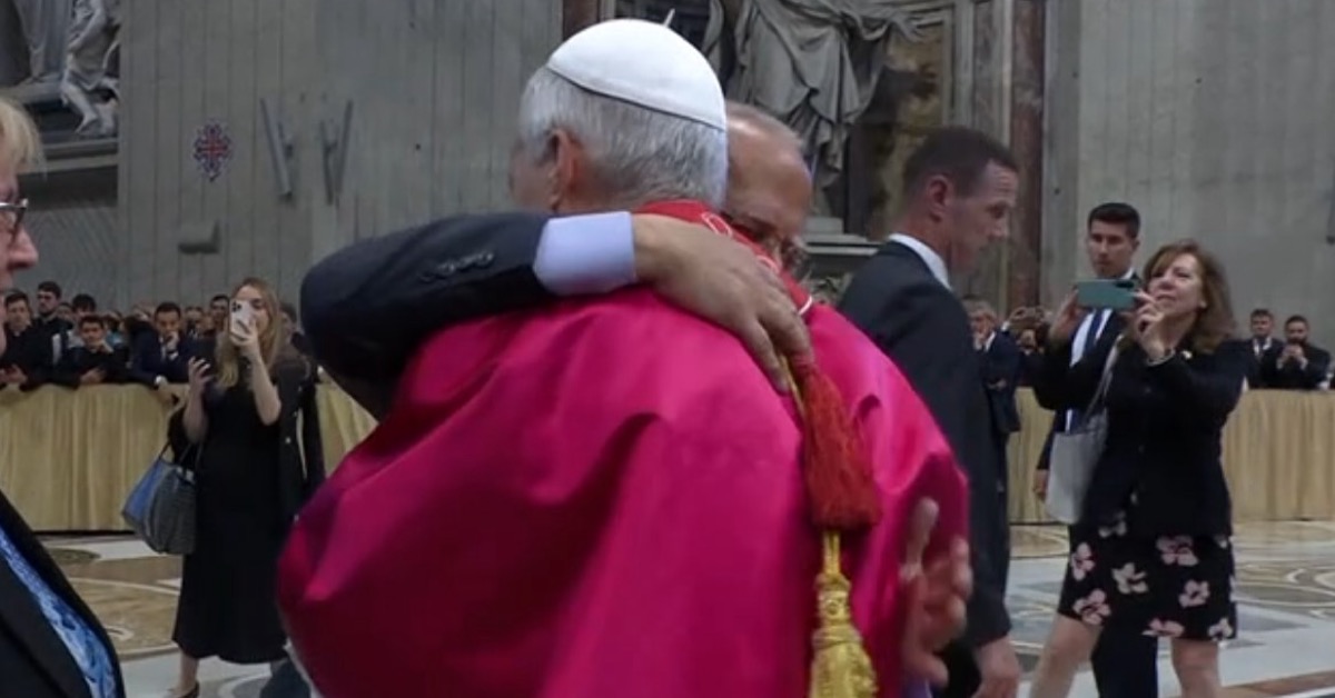 FOTOLAJM – Papa Leon XIV shkel protokollin e inaugurimit, përqafon vëllanë e tij…