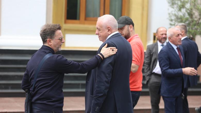 Fotot/ Deputetët rikthehen në Kuvend pas 2 muajsh fushatë! Braçe ngushëllon Tritan Shehun, çfarë nuk u pa nga seanca