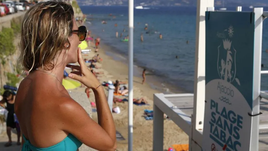 Franca do të ndalojë pirjen e duhanit në plazhe, parqe dhe pranë shkollave