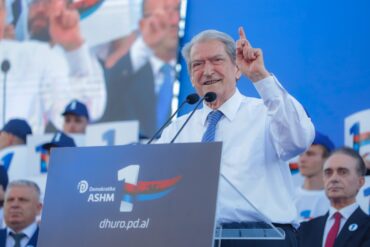 “Fushatë me Noizy-n dhe Zegjinenë”/ Berisha në Fier: Lamborghini këngëtarit kushton sa 50 mijë pensione