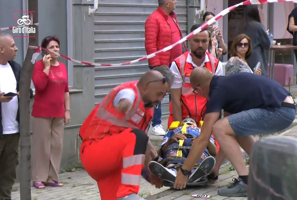 “Giro d’Italia”/ Çiklisti del nga rruga dhe përplaset në trotuar, përfundon në spital