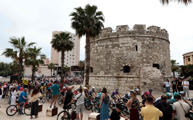 “Giro d’Italia” ka startuar në Shqipëri/ Etapa e parë Durrës-Tiranë, pesëshja në krye me 2 minuta avantazh