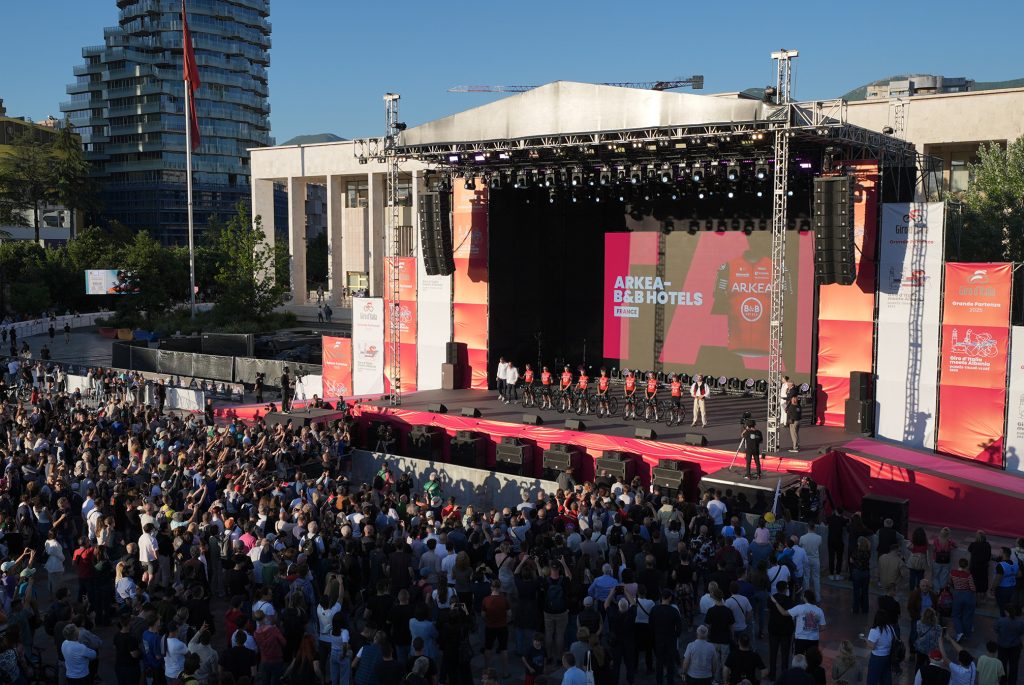 ‘Giro d’Italia’/ Mbahet ceremonia e prezantimit në Tiranë, të premten nis gara
