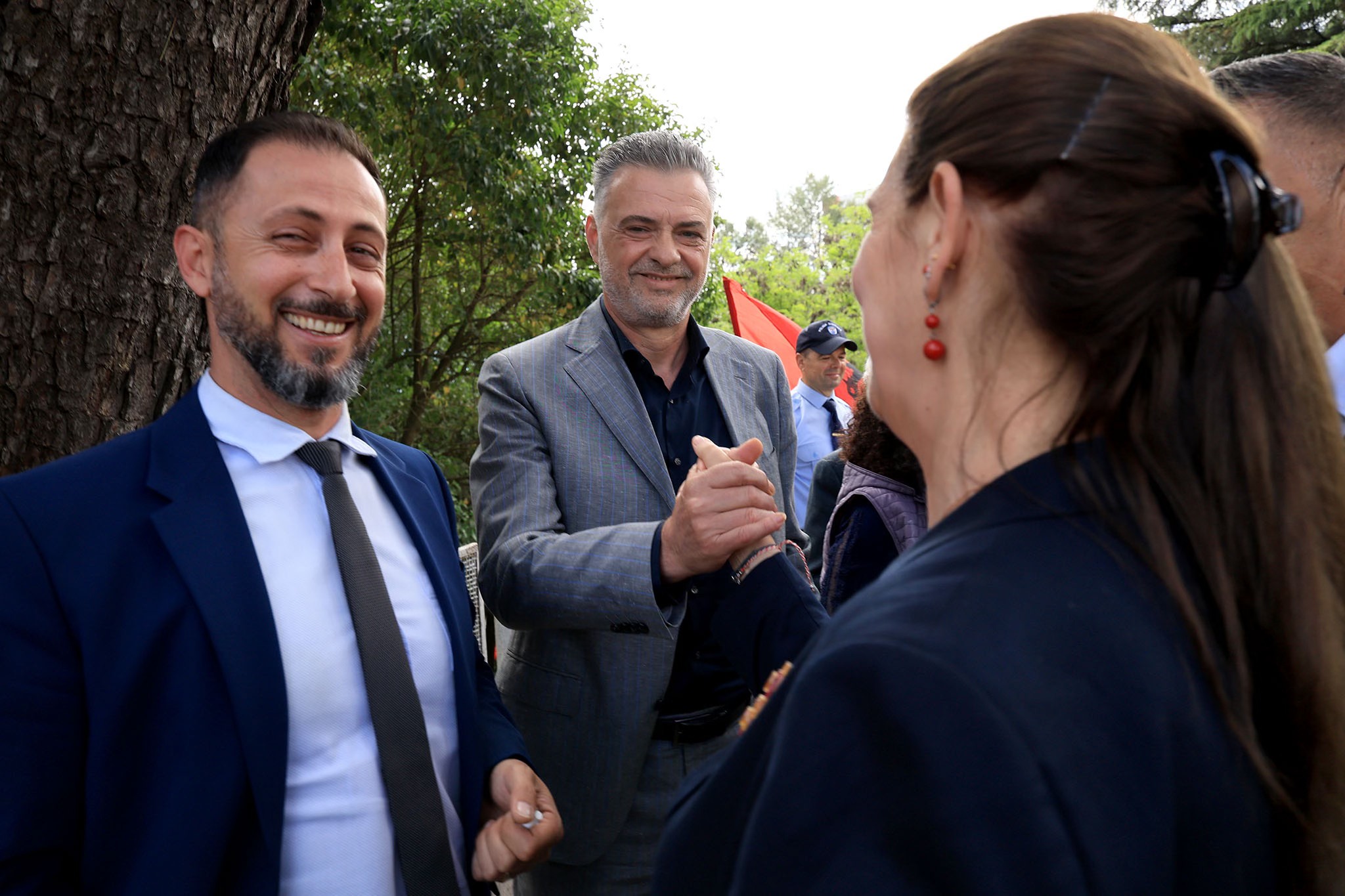 Gjirokastër, PD e PS “puthen” në varreza (FOTO)